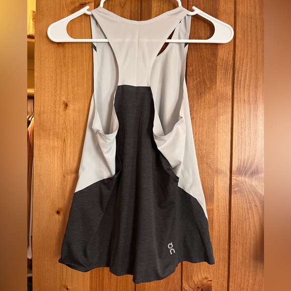 On Running Performance Tank - Picture 3 of 3